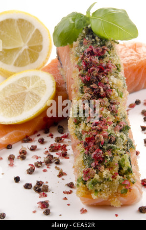 Filet vom Lachs mit Pfefferkörner, Zwiebeln und Zitrone Stockfoto