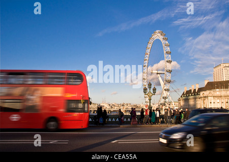 Ein Bus auf Westminster Bridge, London Eye im Hintergrund - London (UK) Stockfoto