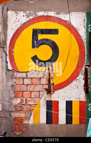 Nummer 5 auf einer gemauerten Wand - French Concession, Shanghai - China Stockfoto