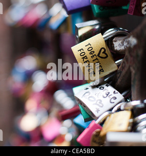 Liebesschlösser mit "Together Forever" auf eine im Innenhof unter Romeo & Julias Balkon geschrieben. Verona, Italien. Stockfoto