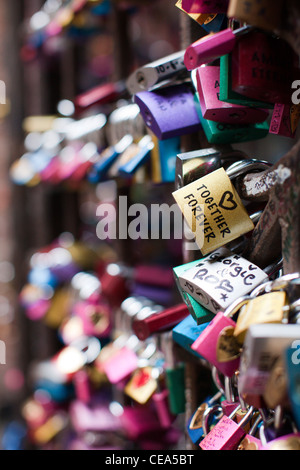 Liebesschlösser mit "Together Forever" auf eine im Innenhof unter Romeo & Julias Balkon geschrieben. Verona, Italien. Stockfoto