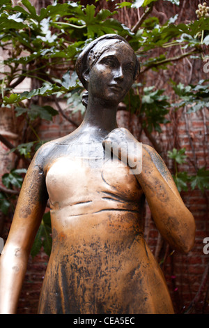 Eine Statue des Shakespeare Charakters Juliet, aus seiner Tragödie Romeo & Julia. Verona, Italien. Stockfoto