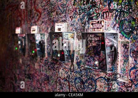 Graffiti bedeckt Audio- und Foto-Informationen-Boxen unter Romeo & Julias Balkon. Verona, Italien. Stockfoto