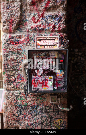 Ein Graffiti bedeckt Audio- und Foto-Info-Box unter Romeo & Julias Balkon. Verona, Italien. Stockfoto