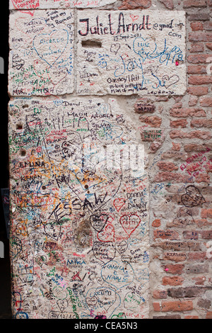 Liebe Graffiti an den Wänden des Hofes unter Romeo & Julias Balkon. Verona, Italien. Stockfoto