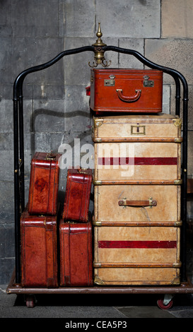 Vintage Gepäck Koffer Trolley Gepäck während der Dreharbeiten in Edinburgh, Schottland Stockfoto