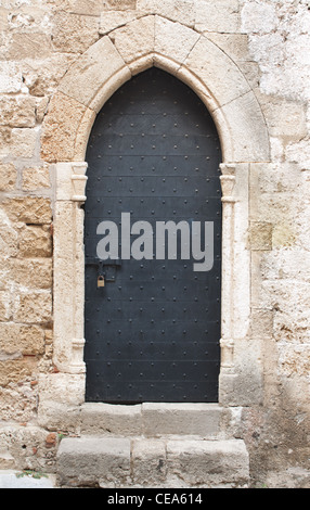 Alte Tür mit Schiebe-Schraube Stockfoto