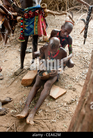 Hamer Menschen feiern Stier springen Zeremonie durch rituelle Tänze und Musik-Omo-Tal-Äthiopien Stockfoto