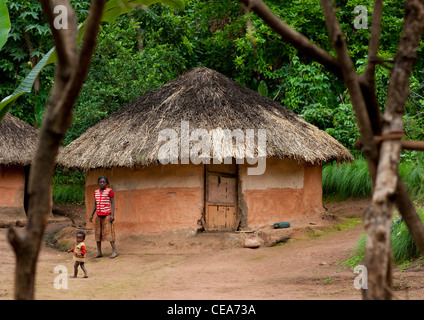 Haus aus Beton mit Stroh Dach Ari Mutter und Mädchen-Omo-Tal-Äthiopien Stockfoto