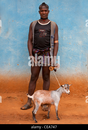 Tsemay Mann mit seiner Ziege In Jinka Markt Omo-Tal-Äthiopien Stockfoto