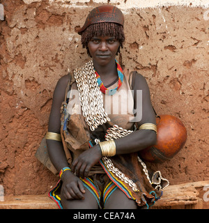 Bana Frau mit Shell Gürtel und Äthiopien Calabash Kopf und Schultern Omo-Tal Stockfoto