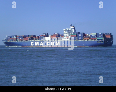 Das Containerschiff CMA CGM Wagner von der französischen Reederei CGA CGM ausgehende an der Elbe in der Nähe von Cuxhaven Stockfoto