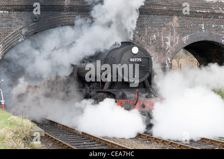 Dampflokomotive verlassen Weybourne auf die North Norfolk Railway Stockfoto