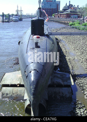 Das russische U-Boot U-434 ist heute ein Museumsschiff in Hamburg. Dieses U-Boot, das zuvor bei der sowjetischen Marine im Dienst war, bietet einen historischen Einblick in die Seefahrtoperationen und die U-Boot-Technologie des Kalten Krieges. Stockfoto