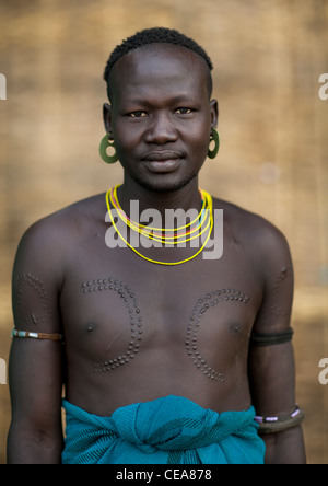 Mursi Mann mit eingeritzten Brust und Ohrringe-Portrait-Omo-Tal-Äthiopien Stockfoto