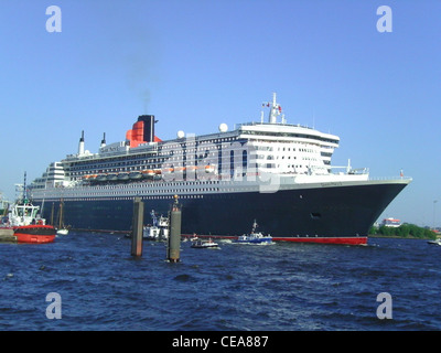 Das Passagierschiff Queen Mary 2 verlässt den Hamburger Hafen Stockfoto