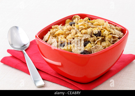 leckere und gesunde Vollkorn-Müsli-Frühstück mit vielen trockenen Früchten, Nüssen und Körnern Stockfoto