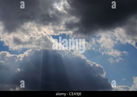 Sonnenstrahlen durchbrechen Gewitterwolken. Stockfoto