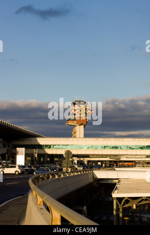 Der Wachturm am Leonardo da Vinci Flughafen Fiumicino Rom Italien Stockfoto