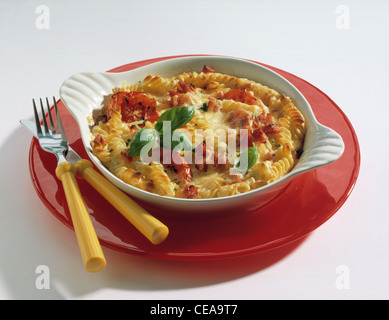 Nudel - Auflauf mit Schinken und Tomaten Stockfoto