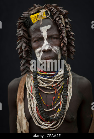 Bemalte Gesicht Senior Karo-Frau mit traditionellen Kopfschmuck und Perlen Halskette-Omo-Tal-Äthiopien Stockfoto