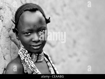 Porträt von Hamer schönen Mädchen posiert vor Clay House Omo Valley Äthiopien Stockfoto