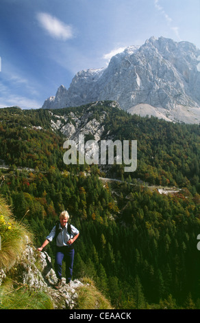 Weibliche Walker in der Nähe der Vrsic-Pass in den Julischen Alpen in Slowenien. Prisank ist im Hintergrund Stockfoto