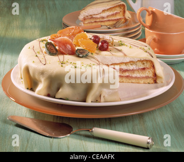 Punsch - Torte mit Vanille - Sahne - Füllung Stockfoto