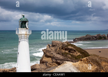 Castlepoint Leuchtturm auf der felsigen Küste von Neuseeland Stockfoto
