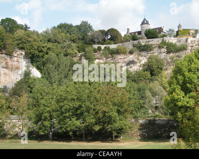 Chateau de Belcastel, Burg auf einer Kalkstein-Klippe in der Nähe von Lacave, Frankreich Stockfoto