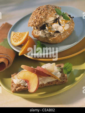 Tableau: Vollkorn Bund mit Pflaume / Pfirsich - Honig - Knäckebrot Stockfoto