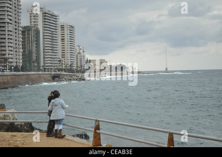 Kinder an der Corniche, Strandpromenade in Beirut Stockfoto