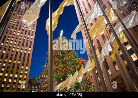 Weihnachtsbaum, umgeben von goldenen und silbernen Fahnen im Rockefeller Center in New York Stockfoto