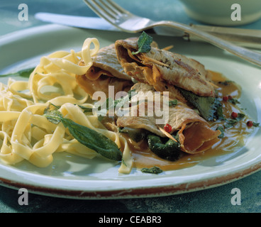 Kalbfleisch Jakobsmuscheln in Weißweinsauce (Saltimbocca Alla Romana) Stockfoto