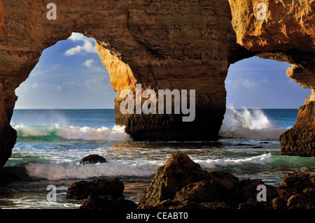 Portugal, Algarve: Rock-Arkaden am Strand Praia da Marinha in der Nähe von Carvoeiro Stockfoto