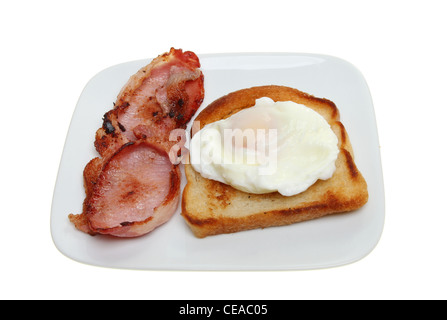 Spiegelei, Speck und geröstetem Brot auf einem Teller isoliert gegen weiß Stockfoto