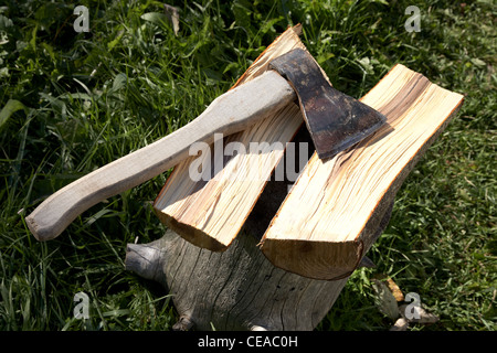 Axt mit Pack für Kabine gegen einen grünen Rasen Stockfoto