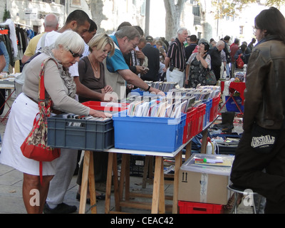 AVIGNON, Frankreich - OCT 2:Shoppers Suche nach Schnäppchen auf einem wöchentlichen Flohmarkt am 2. Oktober 2011, in Avignon, Frankreich. Stockfoto