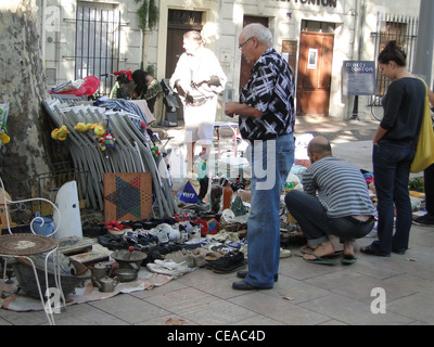 AVIGNON, Frankreich - OCT 2:Shoppers Suche nach Schnäppchen auf einem wöchentlichen Flohmarkt am 2. Oktober 2011, in Avignon, Frankreich. Stockfoto