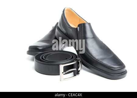 paar schwarze Mannes Schuh und einem Gürtel auf weißem Hintergrund Stockfoto