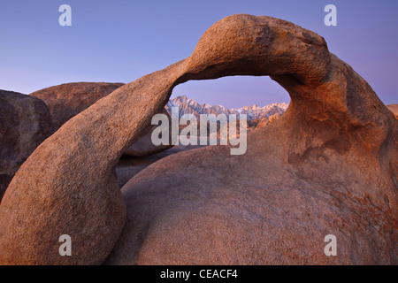 Mobius Arch mit den schneebedeckten Bergen der Sierra Nevada im Hintergrund, Alabama Hills, Kalifornien, USA Stockfoto