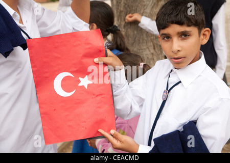 Glücklich türkische Schulkinder feiern Tag der türkischen Republik in Tekirova Stadt, Türkei am 29. Oktober 2010 Stockfoto