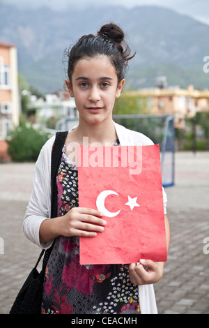 Türkische Schülerin feiert Tag der türkischen Republik in Tekirova Stadt halten handgefertigte Ordner mit nationalen Symbolen Stockfoto