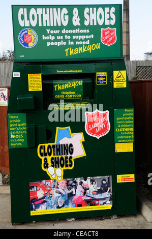 Kleidung und Schuhe Kollektion Recyclingbehälter für die Heilsarmee, Cambridge, England, UK Stockfoto