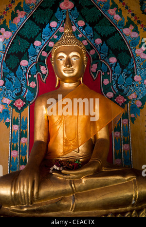 Goldene Buddha-Statue, Wat Arun Tempel oder der Tempel der Morgenröte, Bangkok, Thailand. Stockfoto