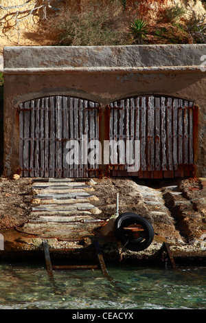 Typisch ibizenkisches Bootsgarage, Detailansicht Stockfoto