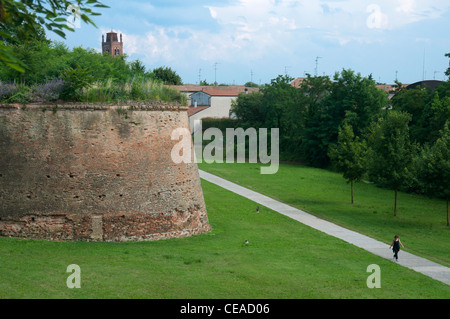 Die päpstlichen Verteidigung Wälle bilden die südliche Strecke von Ferrara der 9 Kilometer langen Stadtmauer. Stockfoto