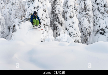 Ein Freeskier springen in Iso-Syöte, Finnland Stockfoto