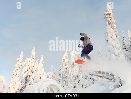 Weiblichen Snowboarder springen in Iso-Syöte, Finnland Stockfoto