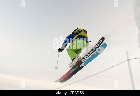 Ein Freeskier springen in Iso-Syöte, Finnland Stockfoto